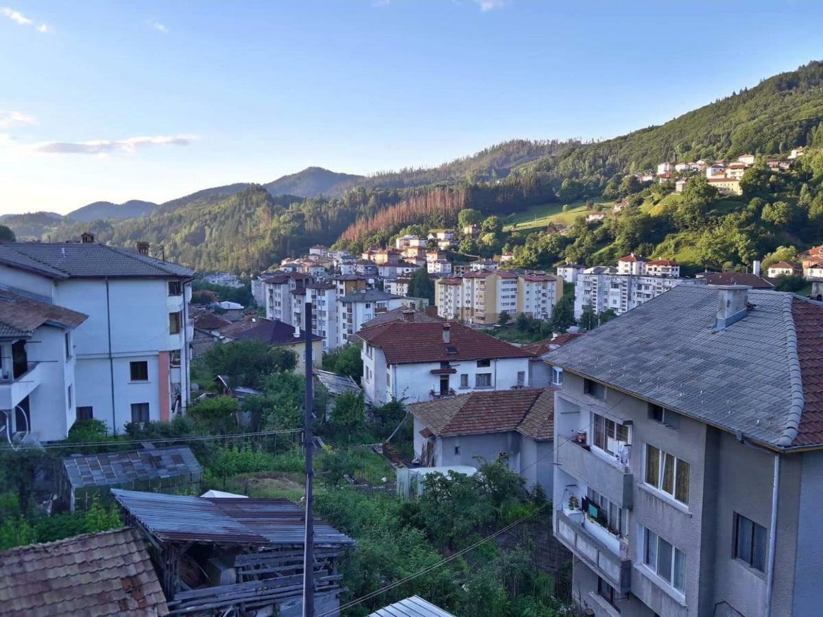 Yellow House Smolyan Exterior photo